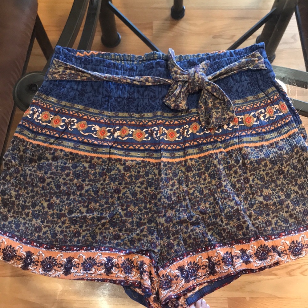 High waisted shorts with vintage print